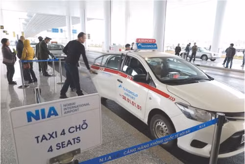 Lộn xộn taxi tại Nhà ga T2 Nội Bài ảnh 1