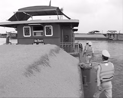 Nhức nhối nạn 'cát tặc' ở Hà Nội - Bài 1: Bạch tuộc' nơi đáy sông ảnh 1
