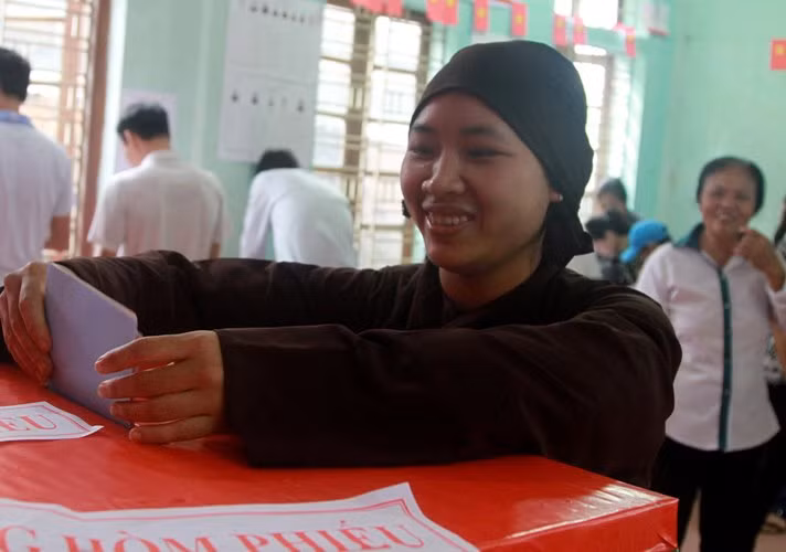 Nhà sư Nguyễn Thị Tuyết, trụ trì chùa Phú Nghĩa bỏ phiếu tại điểm bầu cử số 5.