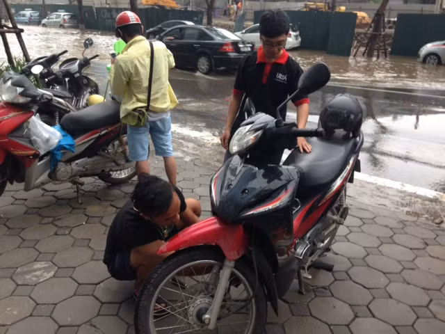 Phố Hà Nội thành "sông" sau cơn mưa lớn ảnh 12