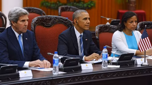 Bí mật về người phụ nữ bên cạnh ông Obama ngày 23/5 ảnh 3