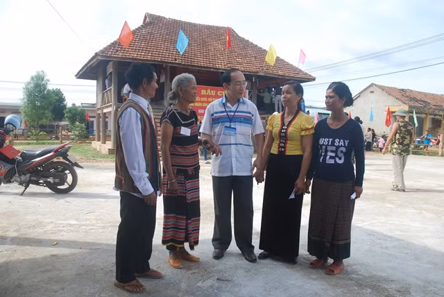 Bí thư huyện ủy Ngọc Hồi, Nguyễn Thanh Hà trò chuyện với các cử tri đồng bào dân tộc Bờ Râu, xã Bờ Y, huyện Ngọc Hồi, tỉnh Kon Tum. Ảnh: Viết Tôn