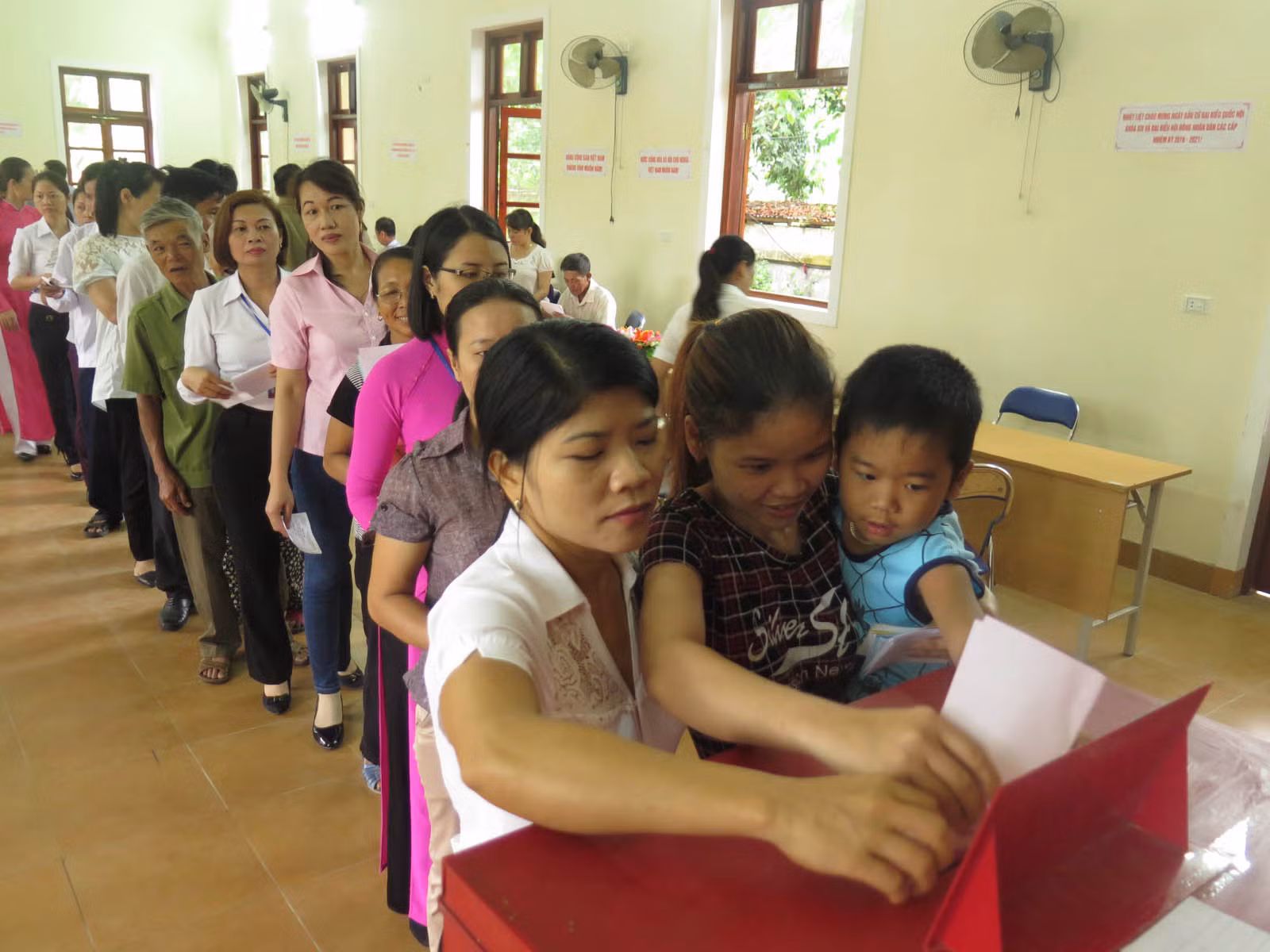 Cử tri xã Kim Liên, huyện Nam Đàn (Nghệ An) bỏ phiếu bầu cử. Ảnh: Nguyễn Văn Nhật/TTXVN