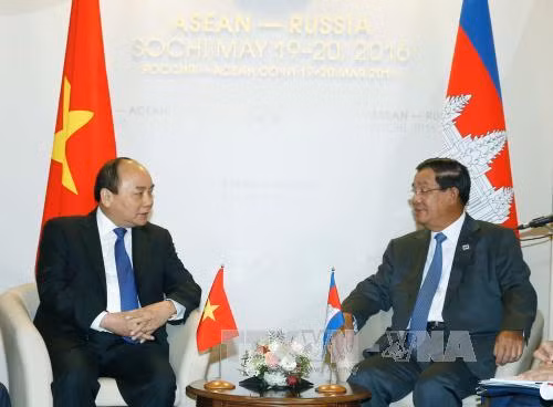 Thủ tướng tiếp xúc song phương bên lề Hội nghị ASEAN-Nga ảnh 1