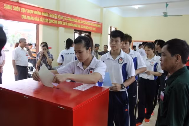 Đông đảo các vận động viên tại Trung tâm bỏ phiếu bầu cử.