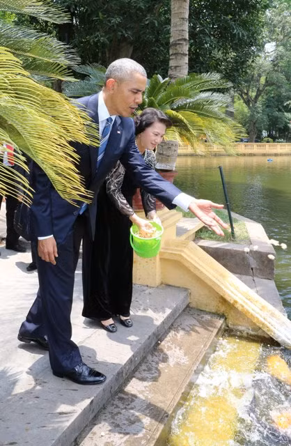 Tổng thống Obama thăm ao cá, nhà sàn Bác Hồ ảnh 5