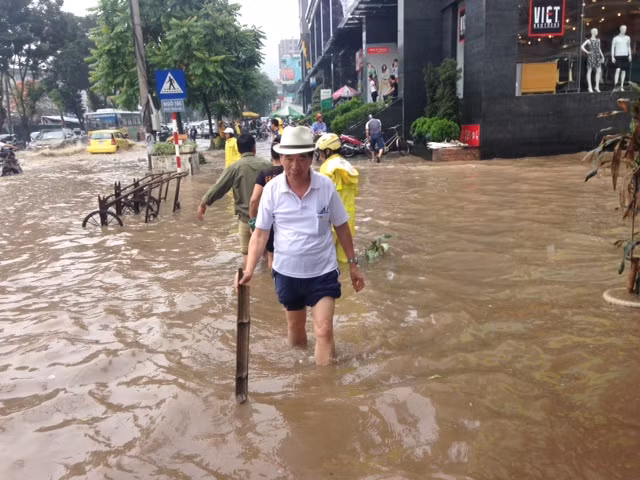 Phố Hà Nội thành "sông" sau cơn mưa lớn ảnh 15