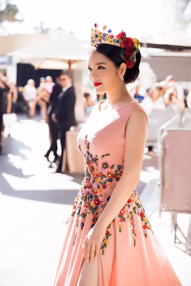 Lý Nhã Kỳ như "nữ hoàng mùa Xuân" trên thảm đỏ Cannes ảnh 8