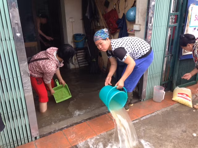 Phố Hà Nội thành "sông" sau cơn mưa lớn ảnh 9