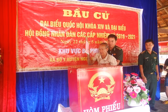 Già làng A Vang, thương binh nặng ở thôn Đăk Mế, xã Bờ Râu, huyện Ngọc Hồi, tỉnh Kon Tum đến thực hiện quyền công dân. Ảnh: Viết Tôn