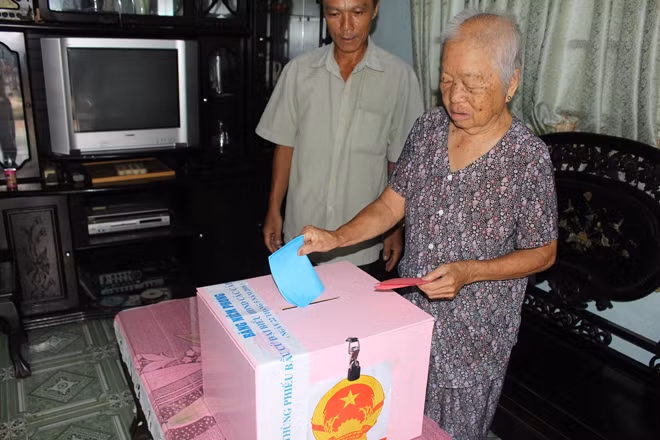Trăm tuổi vẫn thực hiện quyền công dân ảnh 2