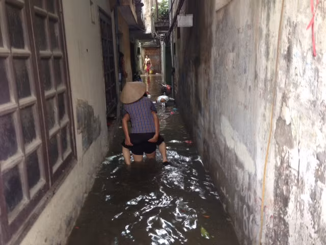 Phố Hà Nội thành "sông" sau cơn mưa lớn ảnh 11