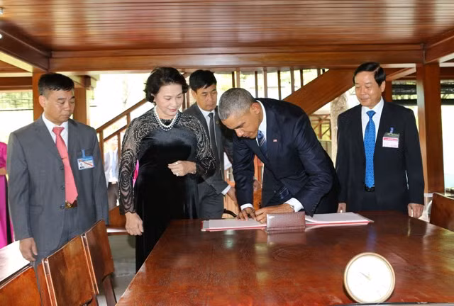 Tổng thống Obama thăm ao cá, nhà sàn Bác Hồ ảnh 3