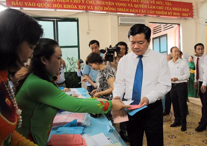 Bí thư Thành ủy Đinh La Thăng nhận phiếu bầu cử. Ảnh: Thanh Vũ/TTXVN
