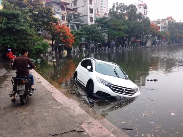 Phố Hà Nội thành "sông" sau cơn mưa lớn ảnh 10