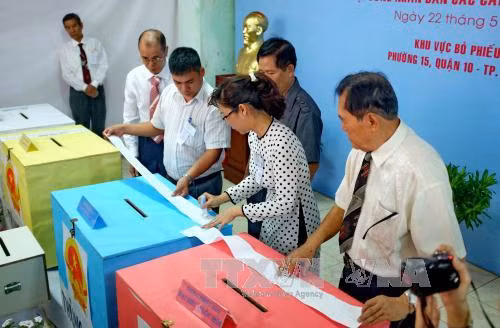 Kiểm tra công tác niêm phong hòm phiếu trong công tác bầu cử tại Thành phố Hồ Chí Minh. Ảnh: Thế Anh/TTXVN