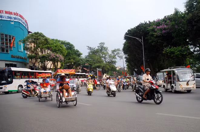 Sau bầu cử, đường phố Hà Nội lại sôi động ảnh 3