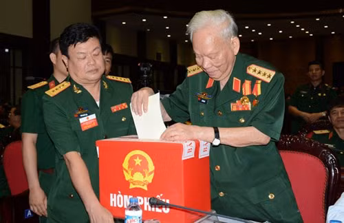 Cử tri quân đội nghiêm trang bỏ phiếu bầu cử ảnh 1