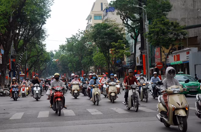 Sau bầu cử, đường phố Hà Nội lại sôi động ảnh 17