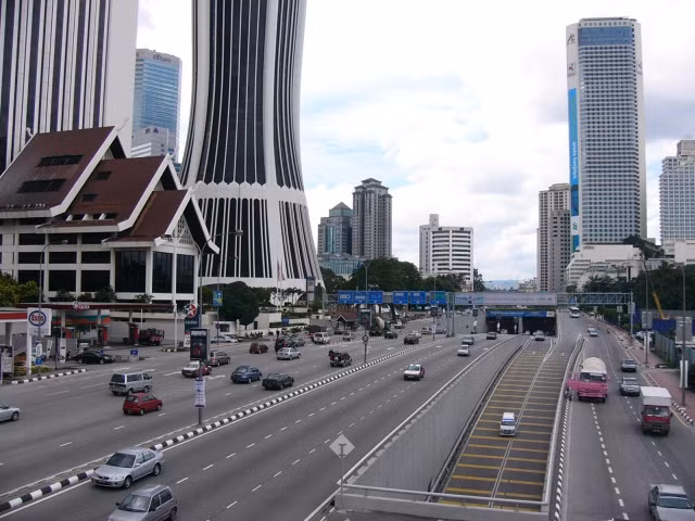 Malaysia bắt giam hơn 160 người nước ngoài lái xe thương mại ảnh 1