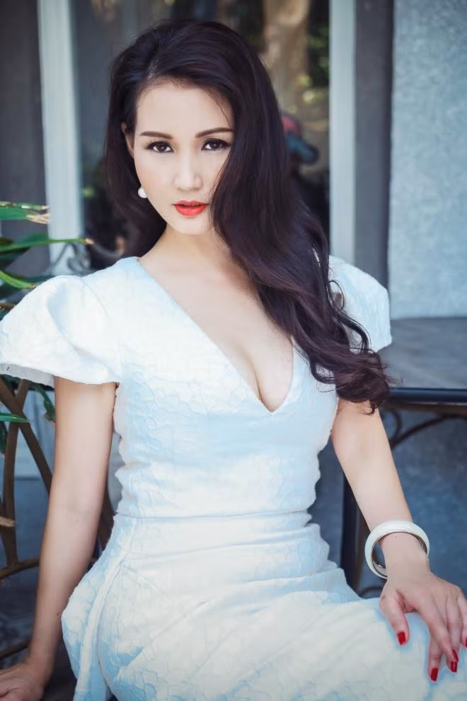 Hoa hậu Sương Đặng mơ mộng trước sân nhà ảnh 6