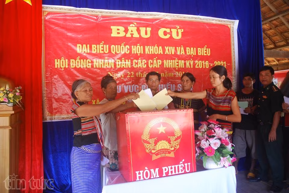 Đồng bào dân tộc Bờ Râu bỏ phiếu tại khu vực bầu cử số 6 xã Bờ Y, huyện Ngọc Hồi. Ảnh: Viết Tôn