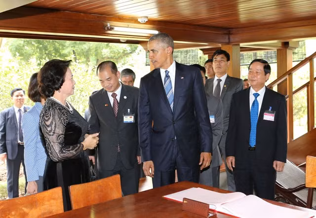Tổng thống Obama thăm ao cá, nhà sàn Bác Hồ ảnh 2
