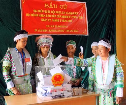 Cử tri các tỉnh thực hiện quyền bầu cử thiêng liêng ảnh 3
