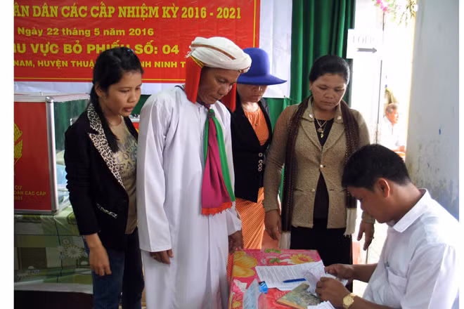 Chức sắc đồng bào Chăm ở xã Phước Nam, huyện Thuận Nam, Ninh Thuận làm thủ tục bỏ phiếu. Ảnh: Công Thử/TTXVN