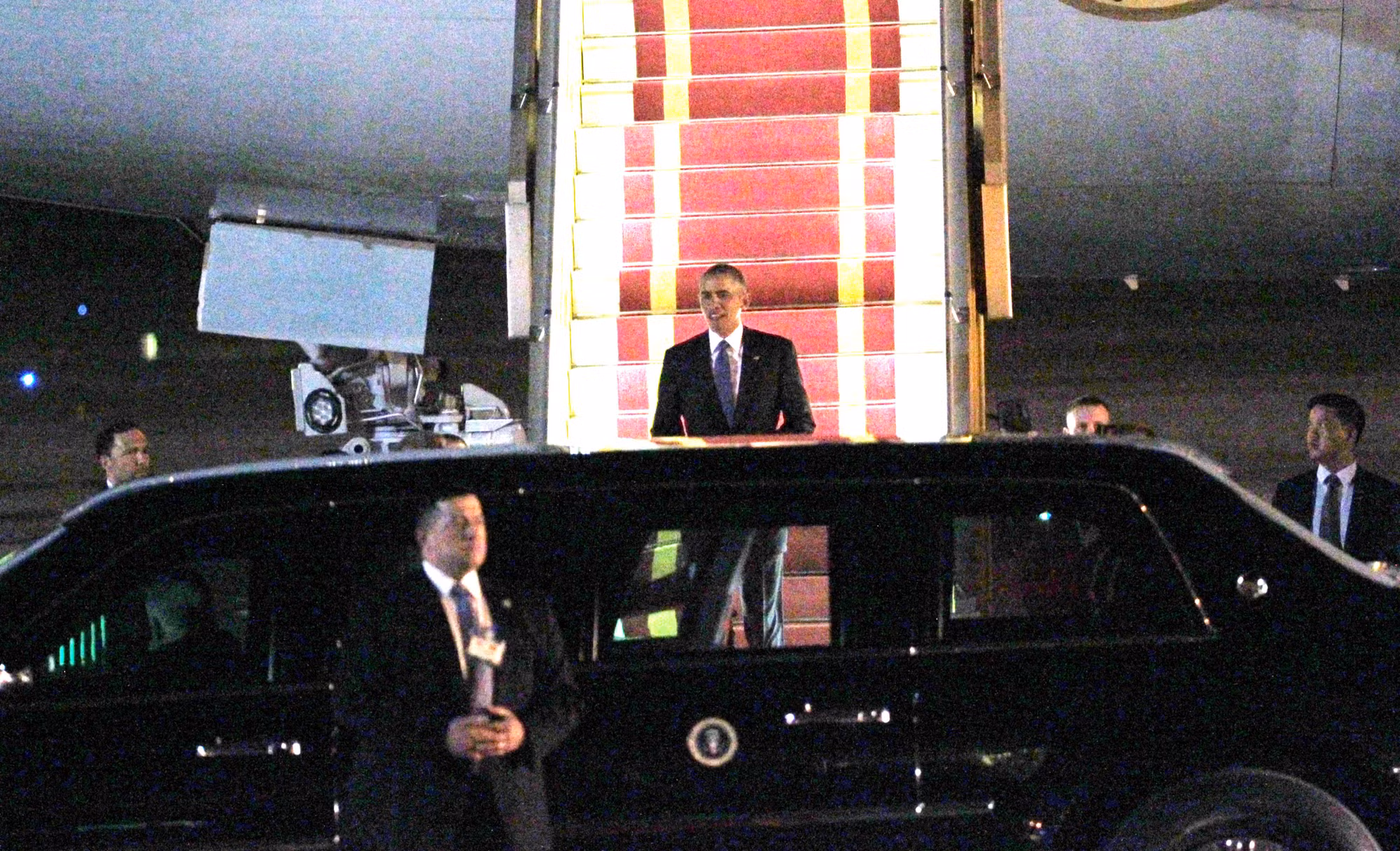 Tổng thống Obama đã đặt chân xuống sân bay Nội Bài ảnh 7