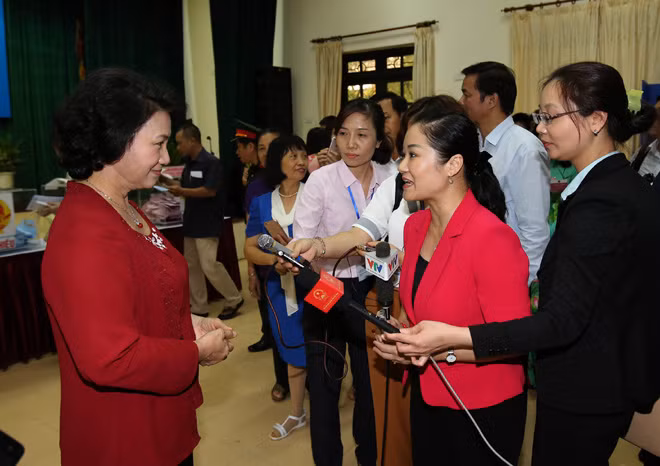 Chủ tịch Quốc hội Nguyễn Thị Kim Ngân trả lời phỏng vấn các cơ quan báo chí tại khu vực bỏ phiếu số 1, phường Nghĩa Tân, quận Cầu Giấy. Ảnh: Trọng Đức/TTXVN