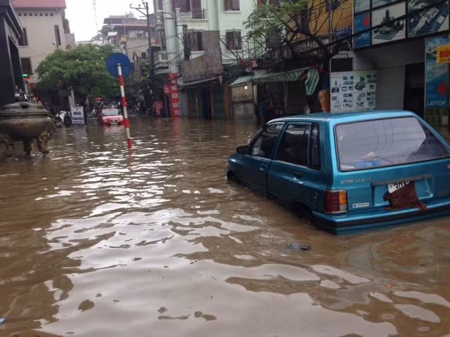 Phố Hà Nội thành "sông" sau cơn mưa lớn ảnh 13