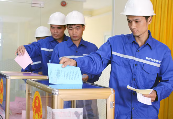 Công nhân của Công ty Than Mạo Khê – TKV tham gia bỏ phiếu tại tổ bầu cử số 18 phường Mạo Khê, thị xã Đông Triều, tỉnh Quảng Ninh tại khu tập thể Vĩnh Xuân. Ảnh: Văn Đức - TTXVN