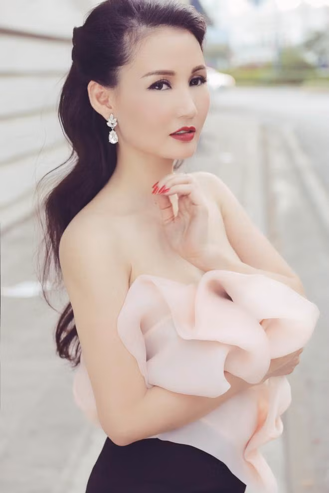 Hoa hậu Sương Đặng mơ mộng trước sân nhà ảnh 9