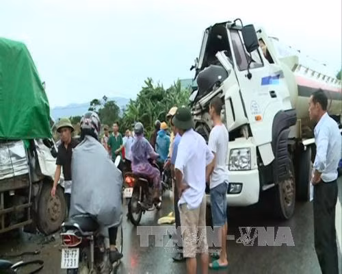 Xe tải tông xe chở dầu, ùn tắc kéo dài trên Quốc lộ 6 ảnh 1