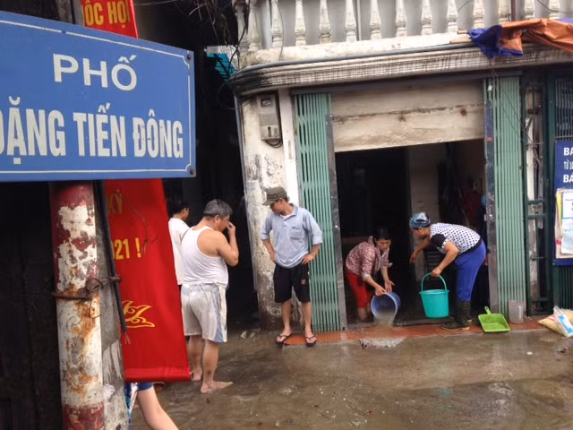 Phố Hà Nội thành "sông" sau cơn mưa lớn ảnh 8