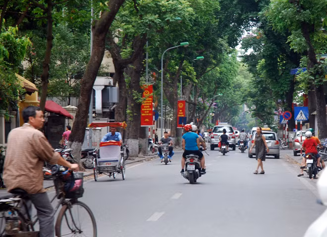 Sau bầu cử, đường phố Hà Nội lại sôi động ảnh 5
