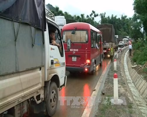 Xe tải tông xe chở dầu, ùn tắc kéo dài trên Quốc lộ 6 ảnh 2