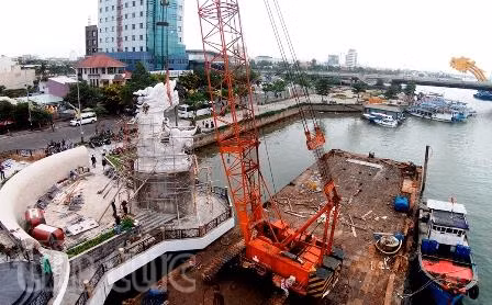 Lắp đặt tượng ‘Cá chép hóa rồng’ nặng 200 tấn ảnh 1