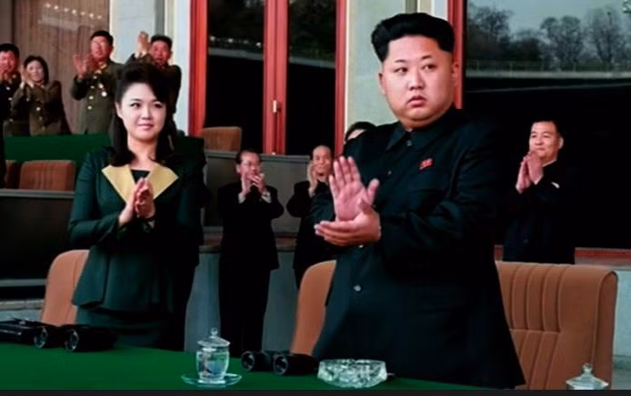 Vợ ông Kim Jong-Un tái xuất sau 4 tháng vắng bóng ảnh 3