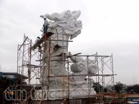 Lắp đặt tượng ‘Cá chép hóa rồng’ nặng 200 tấn ảnh 2