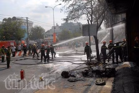 Cháy lớn cửa hàng hóa chất trên đường Lê Trọng Tấn ảnh 1