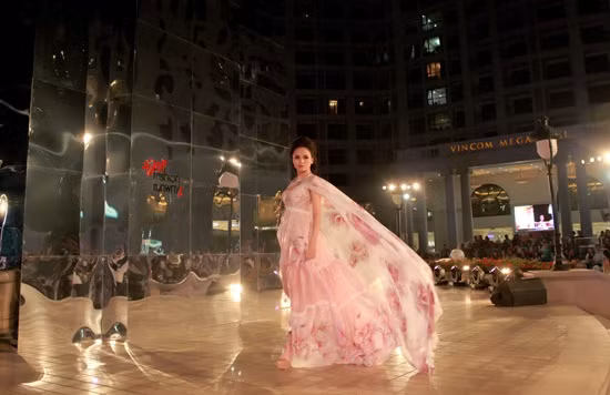 Khi thời trang... phản chiếu ảnh 2