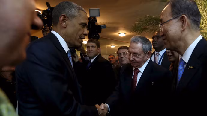 Cái bắt tay lịch sử của nguyên thủ Mỹ-Cuba ảnh 1