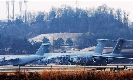 Máy bay vận tải C-5 và C-17 của Mỹ. Ảnh: Yonhap/TTXVN