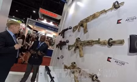 Súng trường Kalashnikov do Nga sản xuất. Ảnh: AFP/TTXVN (Ảnh không cho phép bên thứ ba khai thác, chia sẻ lại)