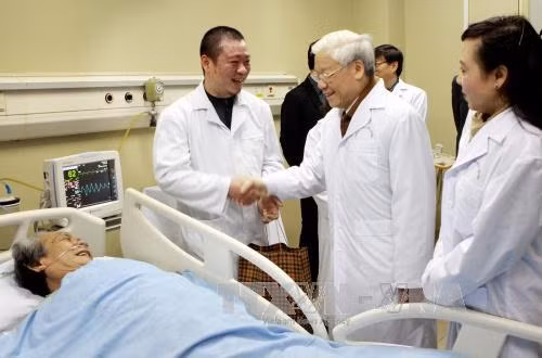 Bệnh viện Hữu nghị đón nhận danh hiệu Anh hùng Lao động ảnh 2