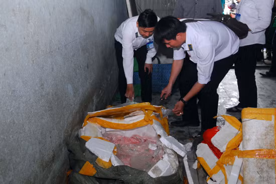 Bắt giữ hơn 2 tấn thịt heo bẩn tuồn vào TP HCM ảnh 3
