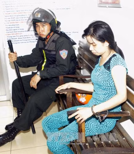 Đôi vợ chồng bỏ trốn khỏi đồn công an, khống chế con tin ảnh 2