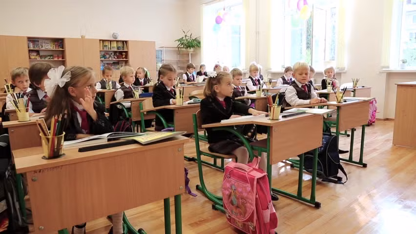 Học sinh Kiev được hướng dẫn cách quên tiếng Nga ảnh 1